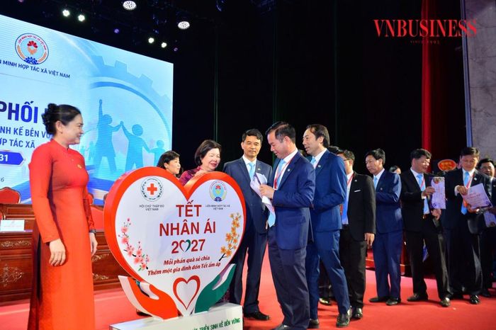 Đại diện các đoàn đại biểu Đại hội trao tặng phần quà  hưởng ứng chương trình “Tết Nhân ái 2027”.