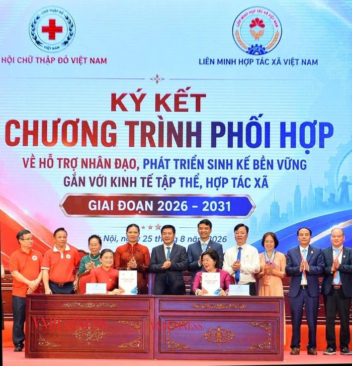Đồng chí Nguyễn Hồng Diên, Ủy viên Trung ương Đảng, Phó Chủ tịch Quốc hội; GS.TS Nguyễn Thị Doan, nguyên Ủy viên Trung ương Đảng, nguyên Phó Chủ tịch nước, Chủ tịch Hội Khuyến học Việt Nam; đồng chí Hà Thị Nga, Ủy viên Trung ương Đảng, Phó Chủ tịch - Tổng Thư ký Ủy ban Trung ương MTTQ Việt Nam chứng kiến Lễ ký kết.