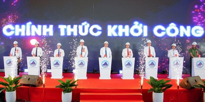 Phó Thủ tướng Thường trực Phạm Gia Túc và các đại biểu thực hiện nghi thức khởi công dự án. Ảnh: UBND TP Đà Nẵng