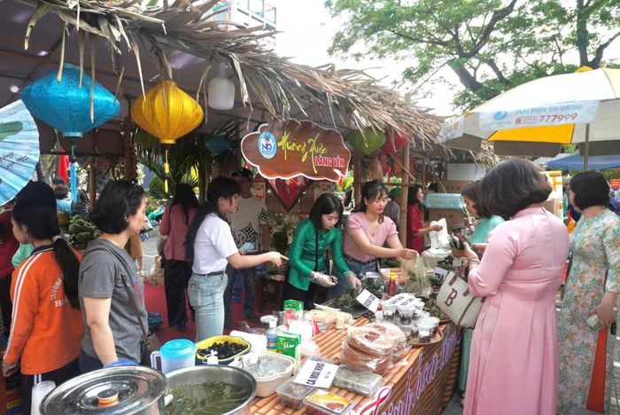 Hoạt động thương mại và sự kiện thường được tổ chức tại khu vực vườn hoa trung tâm và Nhà hát Thành phố Hải Phòng. Ảnh: Nguyện Phùng