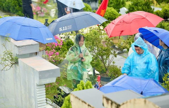 Có người trở về với một bó hoa đã đặt xuống phần mộ. Có người mang theo ký ức về một người thân đã xa. Nhưng tất cả đều chung một điểm đến: trở về với cội nguồn.