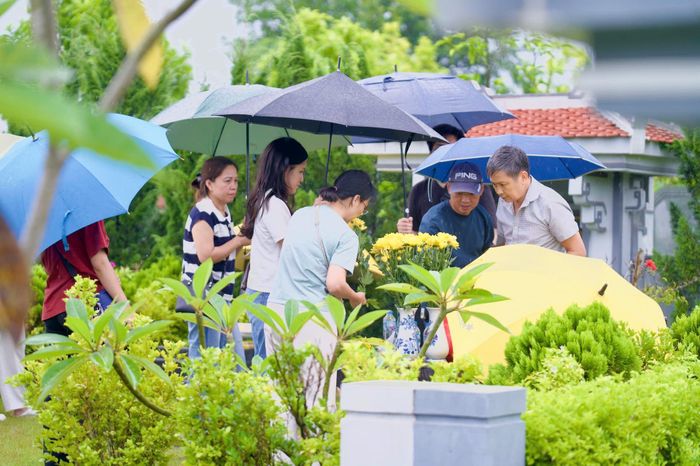 Các thành viên cùng nhau sửa sang phần mộ, chuẩn bị lễ vật và thắp những nén hương tưởng nhớ người đã khuất.