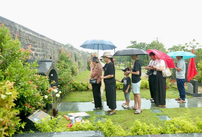 Với bà, chuyến đi còn mang một ý nghĩa khác là làm gương cho thế hệ sau về lòng hiếu kính. “Mình còn sống mình phải làm cái gương để con cháu noi theo.” Bà mong sau này, dù các con cháu đi đâu, làm gì, nếu có điều kiện vẫn trở về sum họp với ông bà, cha mẹ.