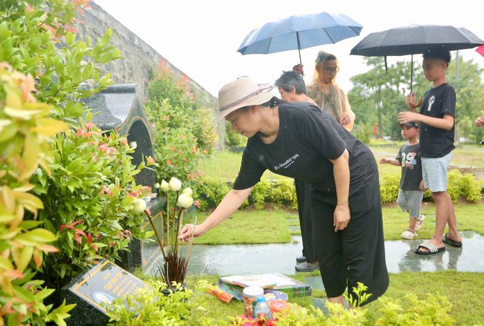 Một nén hương được thắp lên, một bó hoa được đặt xuống. Những hành động giản dị ấy trở thành cách để người đang sống giữ sợi dây kết nối với người đã đi xa.