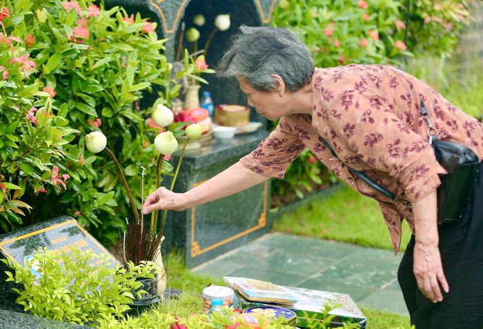 Ở tuổi 80, chân đã yếu, trời lại mưa lớn nhưng bà Đặng Thị Lịch (Hà Nội) vẫn cùng con cháu vượt quãng đường dài lên Phú Thọ thăm phần mộ người chồng đã khuất.