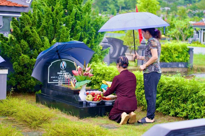 Với bà Viên, đó cũng là dịp nhắc nhở con cháu nhớ về công ơn của cha, của ông. “Tôi luôn mong các con cháu sống trọn đạo hiếu, biết ơn ông bà, cha mẹ để sống tốt hơn và làm được nhiều việc tốt", bà Viên chia sẻ.