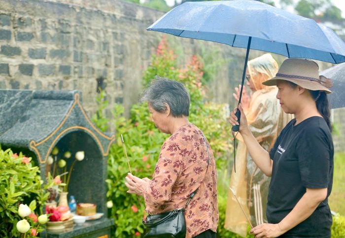 Bà Lịch cho biết, những ngày lễ quan trọng là dịp để con cháu được tề tựu, cùng nhau tưởng nhớ người thân và nhắc nhớ về công ơn sinh thành, dưỡng dục. “Dù trời mưa nhưng tôi vẫn muốn cùng con cháu cố gắng lên đây thắp hương cho ông nhà tôi", bà Lịch chia sẻ.