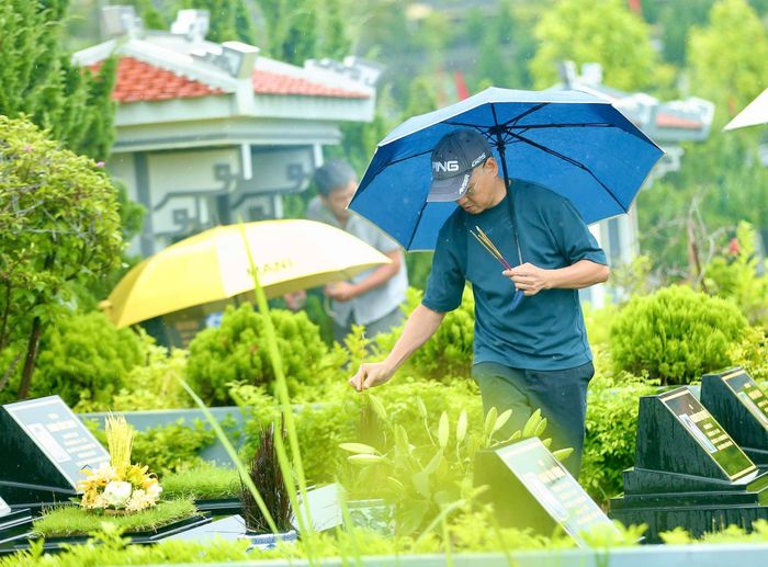  Với nhiều người, trở về trong ngày Vu Lan cũng là cách để các thành viên nhắc nhau rằng những gì mình có hôm nay đều bắt nguồn từ công lao của cha mẹ và tổ tiên.