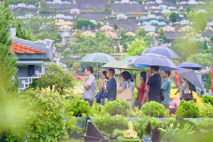 Cách đó không xa, gia đình ông Phạm Hồng Tiến (57 tuổi, Hà Nội) với hơn 10 thành viên vượt gần 100km lên Phú Thọ dâng hương cho người mẹ, người bà đã khuất. “Trước đây mẹ đã rất tần tảo và vất vả nuôi dưỡng, dạy dỗ chúng tôi nên người, xây dựng cơ nghiệp cho con cháu được thành đạt như ngày hôm nay", ông Tiến nói.