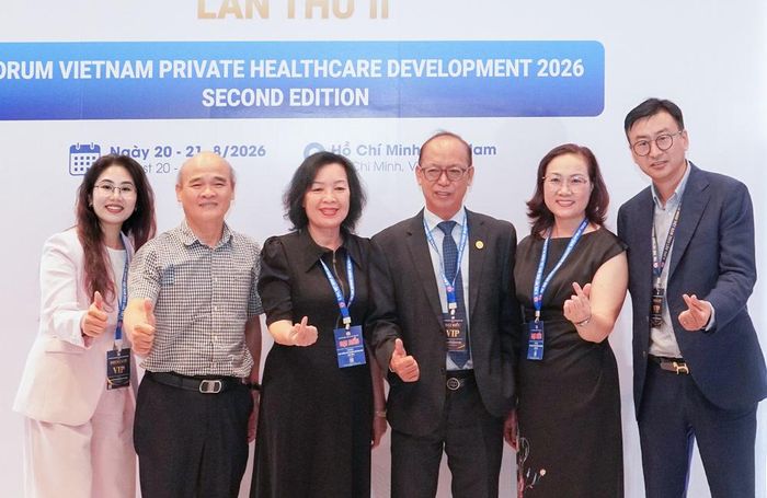 Bà Nguyễn Thị Trà Giang (ngoài cùng) - Giám đốc Công ty TNHH AU SUNSHINE cùng các chuyên gia tại Diễn đàn Phát triển y tế tư nhân Việt Nam 2026