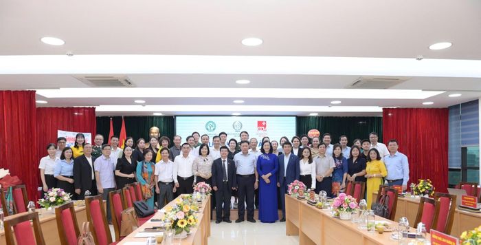 Các đại biểu chụp ảnh lưu niệm tại chương trình. Ảnh: Kim Ngân