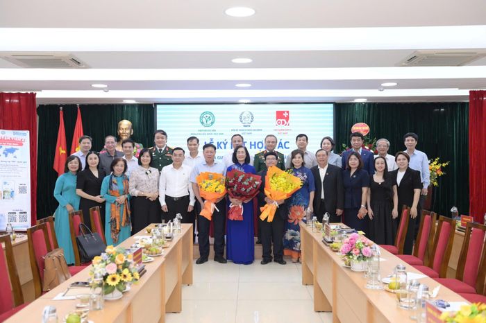 Sau lễ ký kết, Hội Kế hoạch hóa Gia đình Việt Nam, Hiệp hội Tư vấn Nâng cao Sức khỏe Việt Nam và Hội Quân dân y Việt Nam sẽ phối hợp huy động các nguồn lực hợp pháp trong và ngoài nước để thực hiện những chương trình y tế, dân số và hoạt động xã hội vì cộng đồng. Ảnh: Kim Ngân