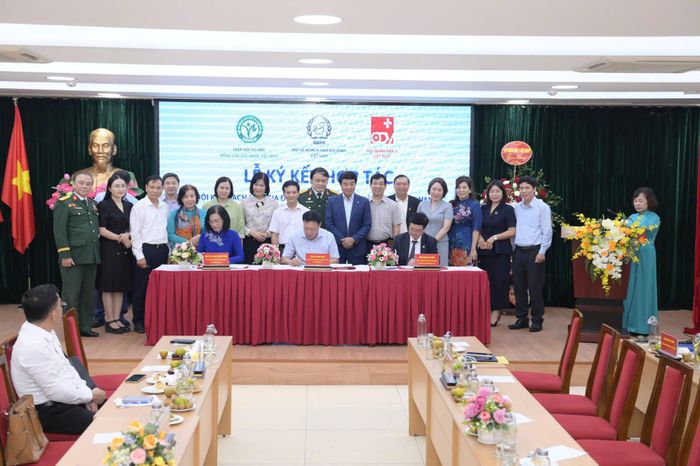 Lãnh đạo Hội Kế hoạch hóa Gia đình Việt Nam, Hiệp hội Tư vấn Nâng cao Sức khỏe Việt Nam và Hội Quân dân y Việt Nam ký kết chương trình phối hợp giai đoạn 2026-2031. Ảnh: Kim Ngân