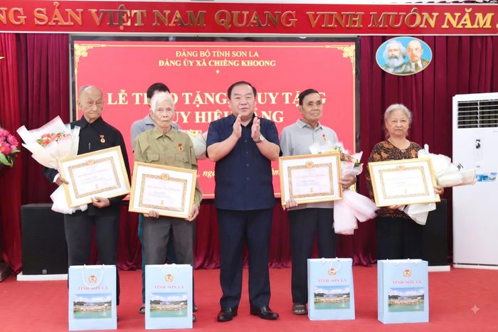 Đồng chí Chá A Của, Phó Bí thư Tỉnh ủy, Chủ tịch Ủy ban MTTQ Việt Nam tỉnh trao tặng Huy hiệu 60 năm tuổi Đảng cho các đảng viên. Ảnh SNews