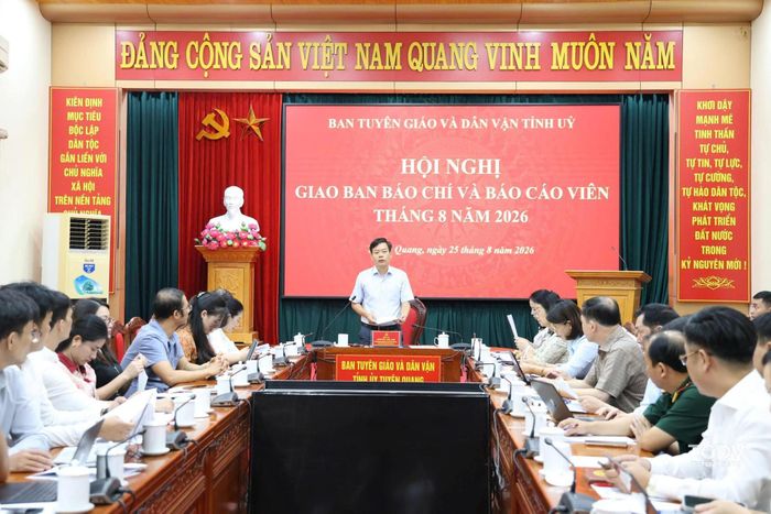 Ông Nguyễn Lam Sơn, Phó Trưởng ban Thường trực Ban Tuyên giáo và Dân vận Tỉnh ủy chủ trì hội nghị. Ảnh TTĐT TGVDV TU Tuyên Quang