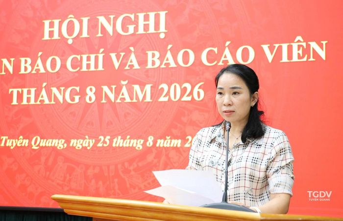 Bà Hoàng Thị Hằng, Phó trưởng Ban Tuyên giáo và Dân vận Tỉnh ủy báo cáo đánh giá công tác báo chí tháng 8.
