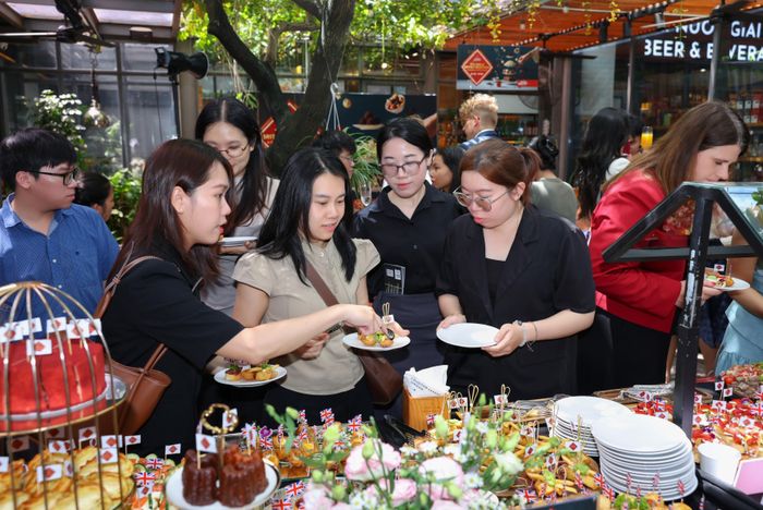 Khách hàng khám phá những sản phẩm thực phẩm và đồ uống đặc trưng của Vương quốc Anh