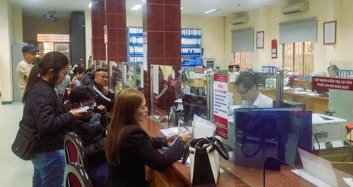 Người dân và du khách có nhu cầu bán ngoại tệ được khuyến cáo liên hệ các điểm giao dịch của ngân hàng thương mại hoặc đại lý đổi ngoại tệ hợp pháp