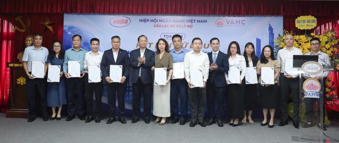 Trao quyết định kết nạp cho các hội viên mới