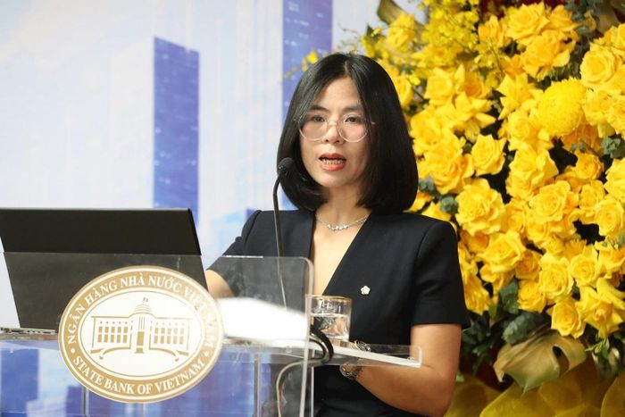Bà Nguyễn Thị Phương, Chủ nhiệm Câu lạc bộ Pháp chế Ngân hàng, Hiệp hội Ngân hàng phát biểu tại Toạ đàm