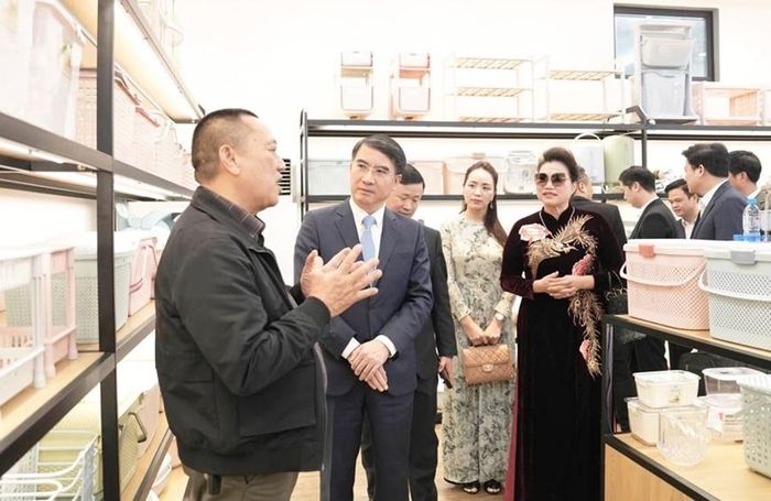 Phó chủ tịch UBND TP Hà Nội Nguyễn Xuân Lưu thăm Công ty TNHH Nhựa Việt Nhật (xã Dân Hòa). Ảnh: Thái Hồng