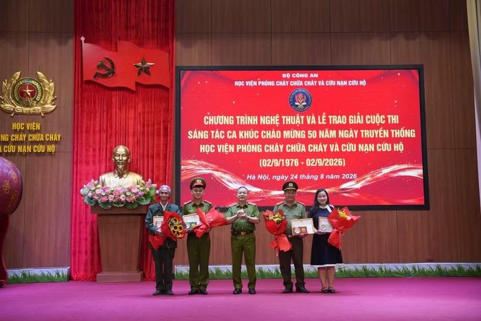 Ban tổ chức trao thưởng cho các tác giả đạt giải chuyên đề.