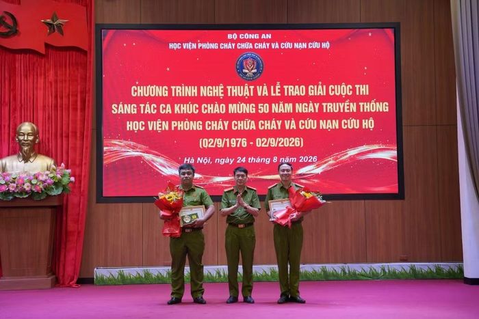Đại diện Ban tổ chức trao thưởng cho các tác giả đạt giải Nhì.