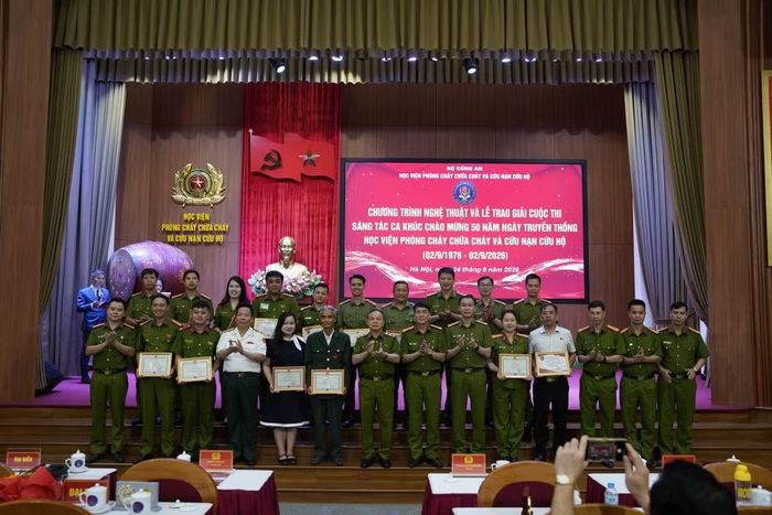 Ban Giám hiệu Học viện PCCC và CNCH, Ban giám khảo với các tác giả đạt giải.