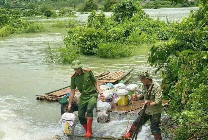 Công an xã Vạn Linh giúp dân thu hoạch, vận chuyển na đến điểm tiêu thụ kịp thời.