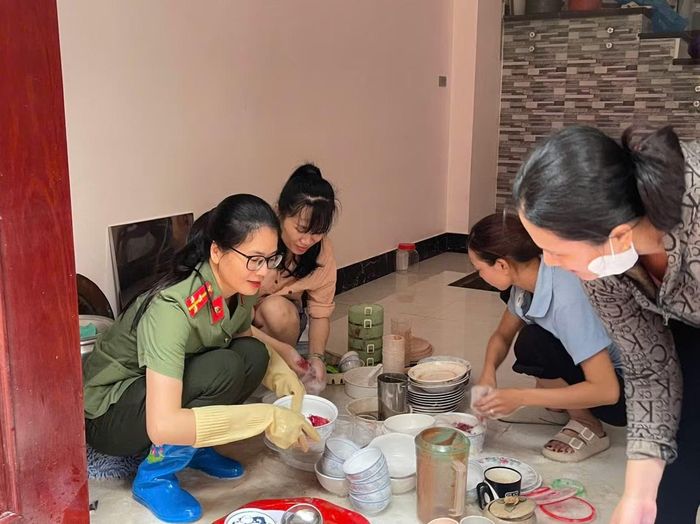Hội Phụ nữ Công an tỉnh Lạng Sơn hỗ trợ các hộ dân dọn dẹp, vệ sinh nhà cửa, đồ dùng sinh hoạt để sớm ổn định cuộc sống.