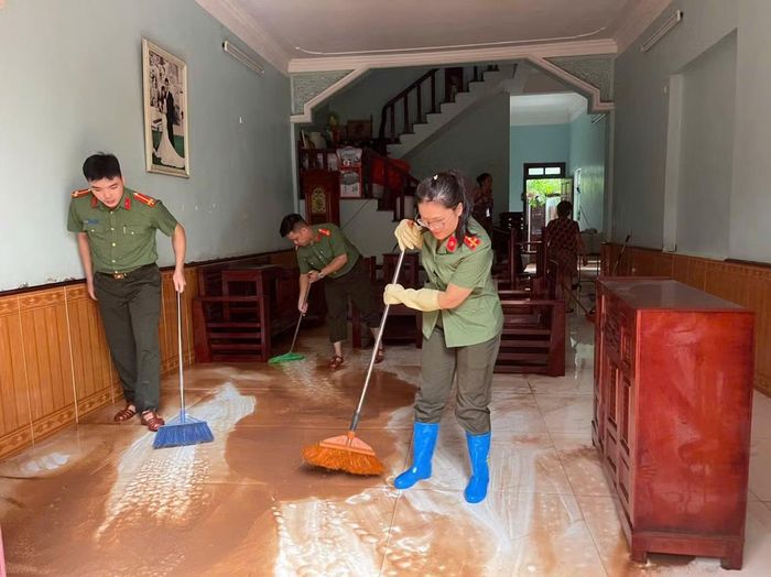 Cán bộ, chiến sĩ Công an hỗ trợ các hộ dân tại địa bàn phường Tam Thanh dọn dẹp, vệ sinh nhà cửa ngay khi nước lũ rút.