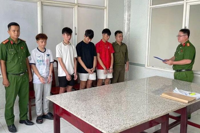 Công an xã Cái Bè tống đạt quyết định tố tụng đối với nhóm 4 đối tượng.