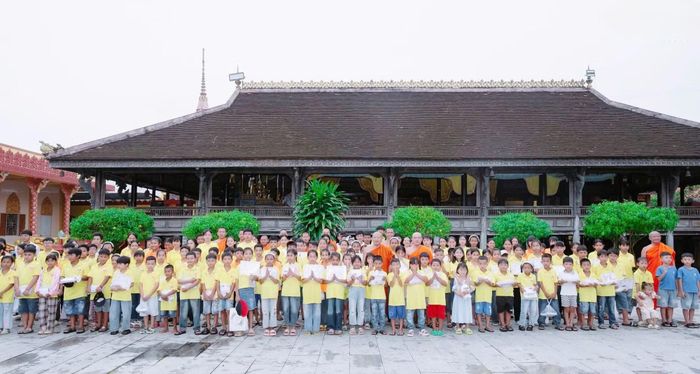 Mỗi dịp hè, chùa Buppharam lại rộn ràng chào đón hàng trăm con em đồng bào đến học chữ Khmer.