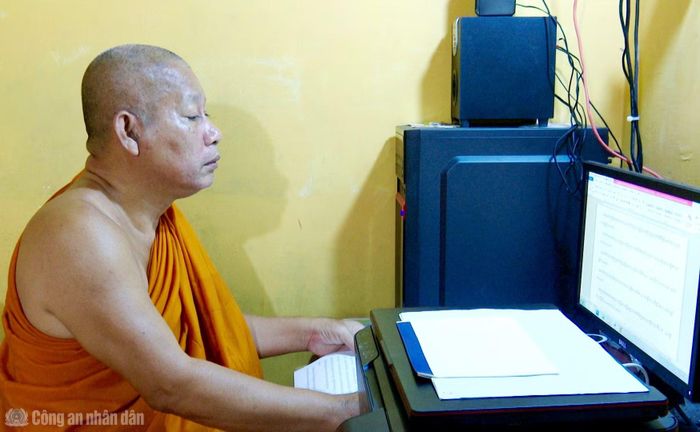 Hòa thượng Tăng Sa Vong tự nghiên cứu, soạn bài giảng để trực tiếp đứng lớp dạy chữ Khmer.