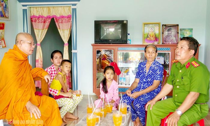 Hòa thượng Tăng Sa Vong cùng Công an xã đến động viên các gia đình đưa con em đi học chữ Khmer.