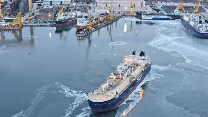 Tàu chở khí đốt cỡ lớn rời cảng của Nga gần Bắc Cực. Ảnh: Rosneft