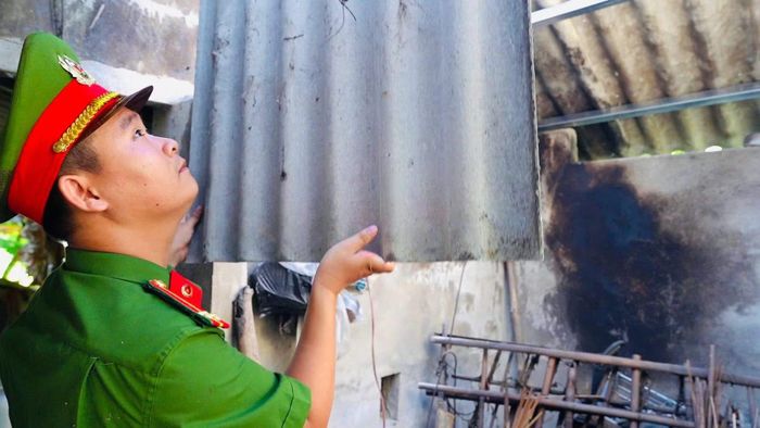 Tinh thần “Gần dân nhất” trong phong trào thi đua “Ba Nhất” được cụ thể hóa bằng những hành động gần gũi, thiết thực khi giúp dân sửa sang nhà cửa.