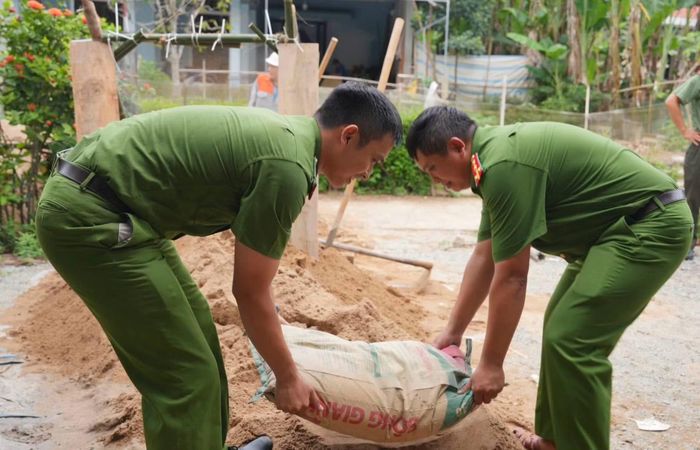 Đoàn viên, thanh niên Công an TP Huế đang chung tay sửa sang nhà cửa cho thân nhân gia đình liệt sĩ trước khi mùa mưa bão về.