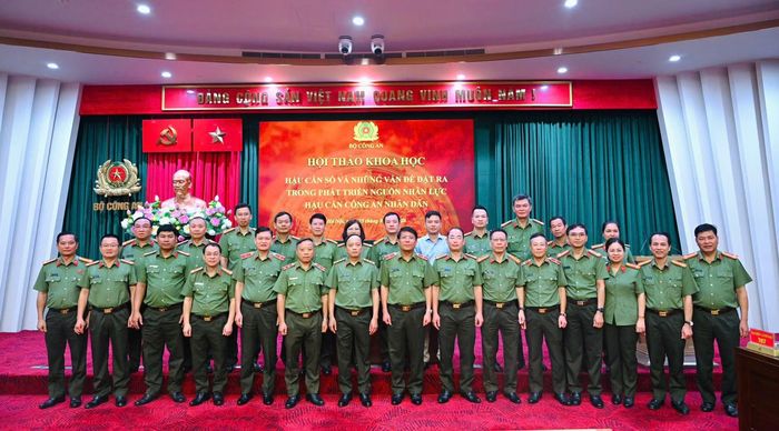 Thứ trưởng Đặng Hồng Đức và các đại biểu dự hội thảo.