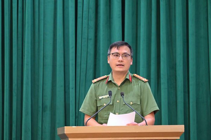 Các đại biểu trình bày tham luận tại hội thảo.