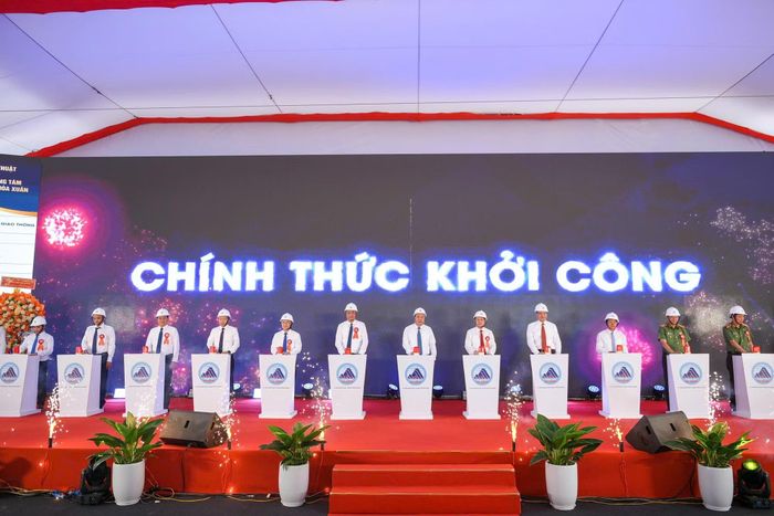 Các đại biểu bấm nút thực hiện nghi thức khởi công.