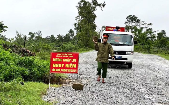 Tại các vị trí có nguy cơ sạt lở, lực lượng Công an đã đặt biển cấm đường để đảm bảo an toàn.