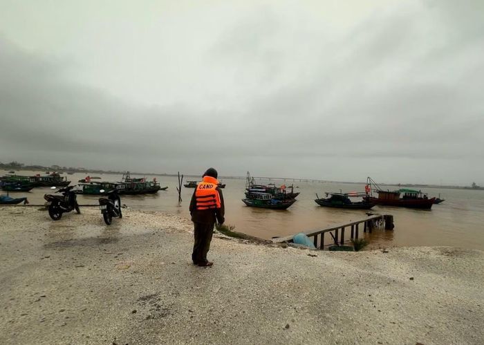Công an các xã ven biển đảm bảo tàu thuyền về nơi tránh trú an toàn.
