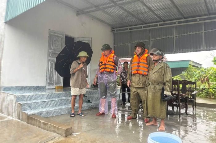 Vận động trẻ em và người già đến nơi trú ẩn an toàn trong mưa lũ.