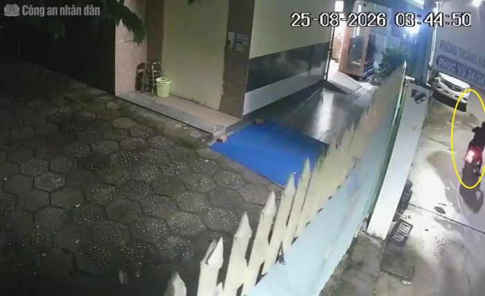 Sau đó đối tượng quay ra lấy trộm xe máy rồi nhanh chóng tẩu thoát.