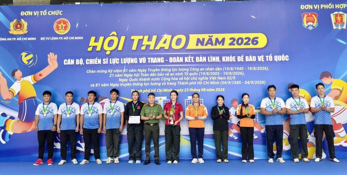 Ban tổ chức trao giải các đội thi.