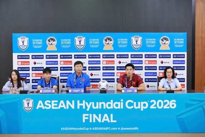 Quang cảnh buổi họp báo.