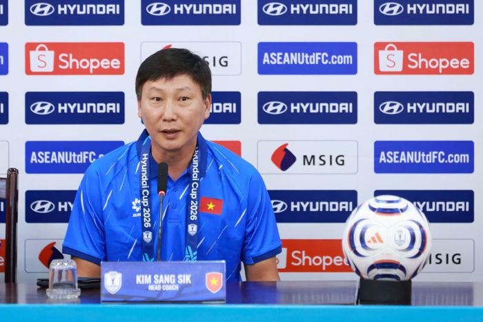 HLV Kim Sang Sik tại cuộc họp báo.