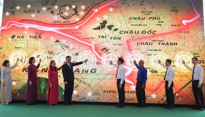 Khai mạc trưng bày chuyên đề "Thời thanh xuân từ Đường Trường Sơn đến Đường 1C huyền thoại” tại Bảo tàng Phụ nữ Việt Nam.
