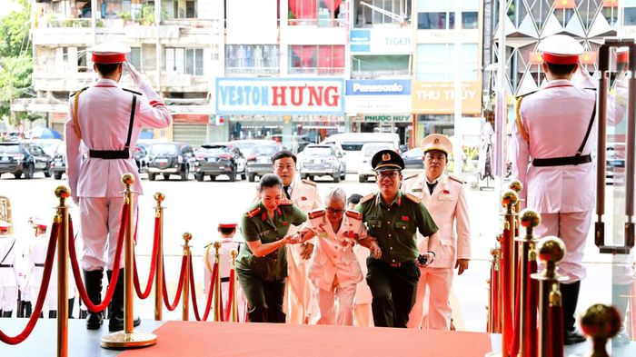 Những khoảnh khắc xúc động của các đại biểu tại Lễ đón nhận danh hiệu Anh hùng của Công an TP Đà Nẵng.